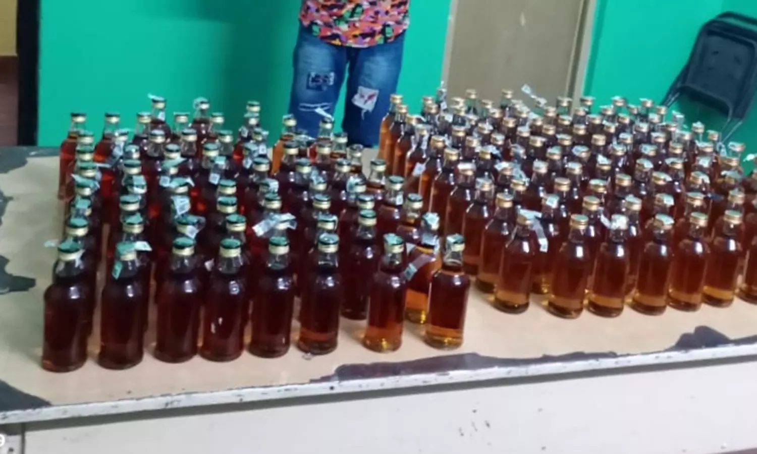 தண்டையார்பேட்டையில் அதிக விலைக்கு மதுபாட்டில் விற்ற தாய்-மகன் கைது தண்டையார்பேட்டையில் அதிக விலைக்கு மதுபாட்டில் விற்ற தாய்-மகன் கைது