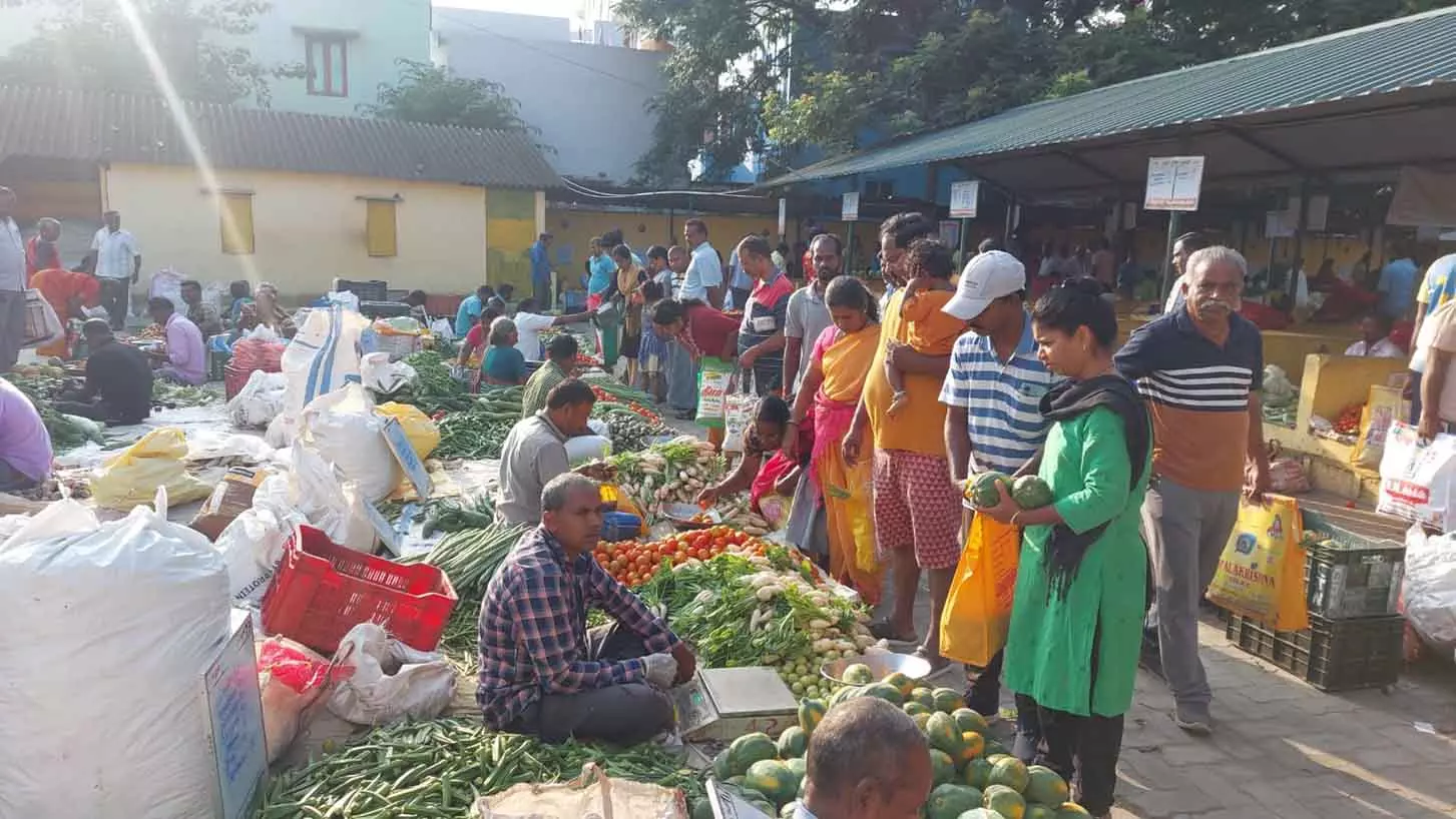 புரட்டாசி மாத சனிக்கிழமையை யொட்டி தருமபுரி உழவர் சந்தையில் காய்கறிகள் ரூ.18 லட்சத்திற்கு விற்பனை புரட்டாசி மாத சனிக்கிழமையை யொட்டி தருமபுரி உழவர் சந்தையில் காய்கறிகள் ரூ.18 லட்சத்திற்கு விற்பனை