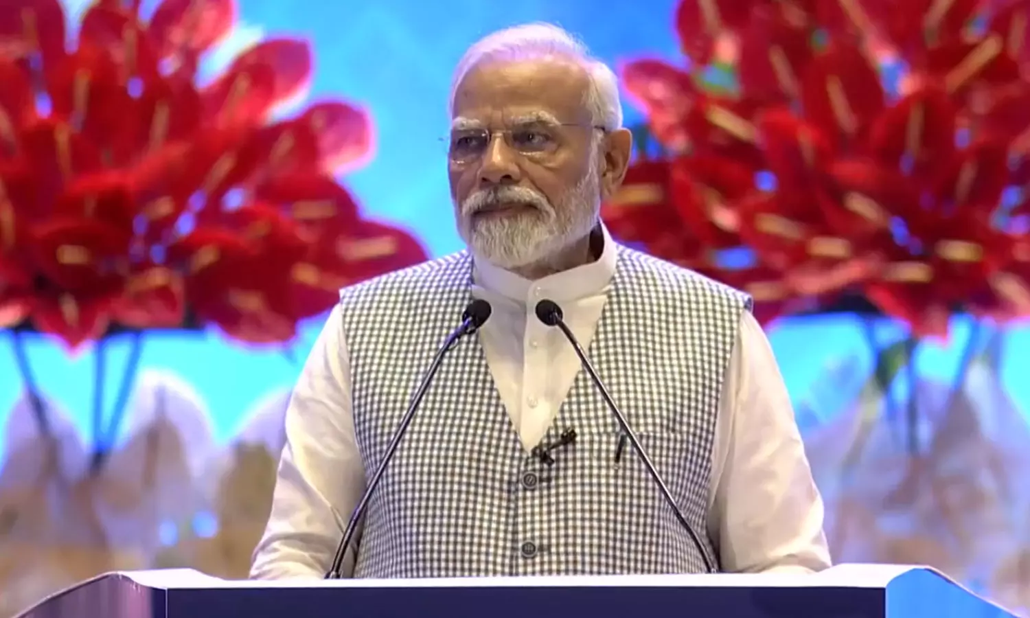 பிரதமரை பார்த்தே ஆகனும்.. கான்வாயை இடைமறித்து ஓடிய நபரால் பரபரப்பு! பிரதமரை பார்த்தே ஆகனும்.. கான்வாயை இடைமறித்து ஓடிய நபரால் பரபரப்பு!