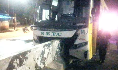 வானூர் அருகே அரசு பஸ் தடுப்புகட்டையில் மோதி விபத்து: பயணிகள் அலறல்