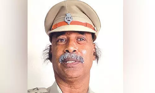 கின்னஸ் சாதனைக்காக காதில் முடிவளர்க்கும் புதுச்சேரி போலீஸ் அதிகாரி