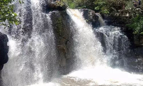 பெரும்பாறை அருகே புல்லாவெளி நீர்வீழ்ச்சியில் ஆர்ப்பரித்து கொட்டும் தண்ணீர்