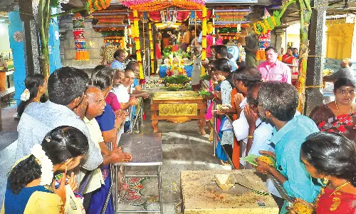 பெருமாள் கோவில்களில் பக்தர்கள் கூட்டம் அலைமோதியது