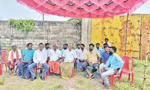 சோழவரம் அருகே மழைநீர் கால்வாய் ஆக்கிரமிப்பை அகற்றக்கோரி பொதுமக்கள் போராட்டம்