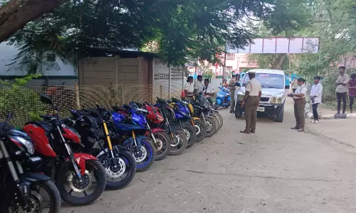 அதிவேகமாக சென்ற இரு சக்கர வாகனங்கள் பறிமுதல்