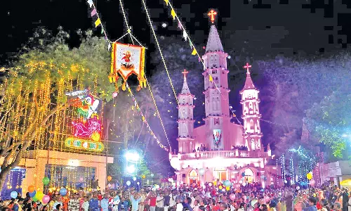 மேல ஆசாரிபள்ளம் புனித மிக்கேல் அதிதூதர் ஆலய குடும்ப விழா கொடியேற்றத்துடன் தொடங்கியது