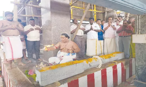 மண்டைக்காடு கோவில் வெளி பிரகாரத்தில் கல் தூண்கள் அமைக்கும் பணி தொடக்கம்