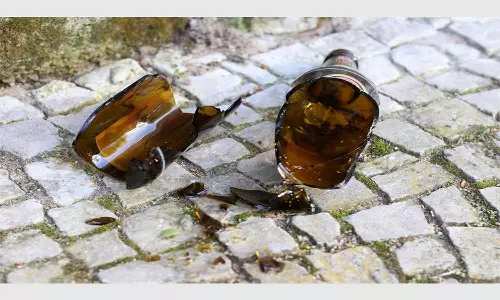 பீர் பாட்டில், கல்லால் தாக்கியதில் தொழிலாளி படுகாயம்