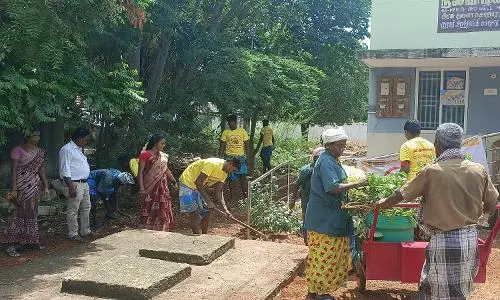 தூய்மை பணியில் ஈடுபட்ட இளைஞர்கள்