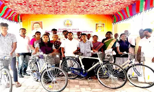 பள்ளி மாணவர்களுக்கு இலவச சைக்கிள்