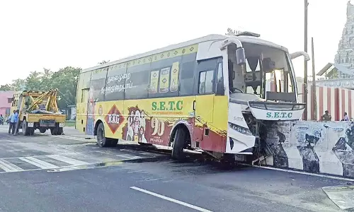 சாலை தடுப்பு கட்டையில் பஸ் மோதியதில் 8 பேர் படுகாயம்