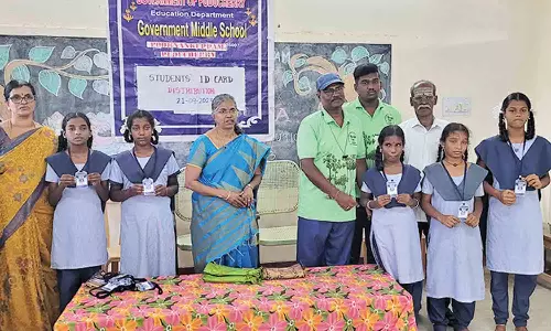 அரசு பள்ளி மாணவர்களுக்கு அடையாள அட்டை
