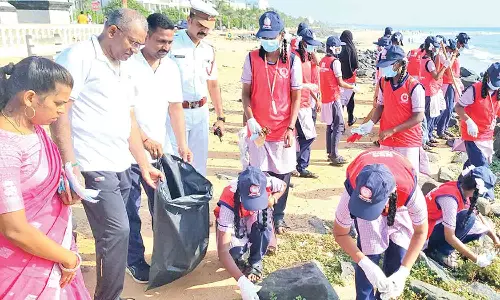 கடற்கரையை தூய்மைபடுத்திய முத்துரத்தின அரங்கம் பள்ளி என்.எஸ்.எஸ். மாணவர்கள்