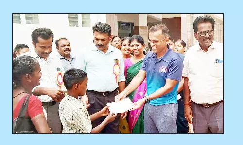 மாற்றுத்திறனுடைய குழந்தைகளுக்கு தேசிய அடையாள அட்டை-கண்காணிப்பு அலுவலர் வழங்கினார்