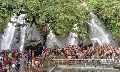 குற்றாலம் ஐந்தருவியில் வெள்ளப்பெருக்கு குறைந்ததால் சுற்றுலா பயணிகளுக்கு அனுமதி