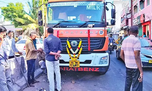 கடையநல்லூரில் தடுப்பு சுவரில் சிக்னல் இல்லாததால் லாரி மோதி விபத்து