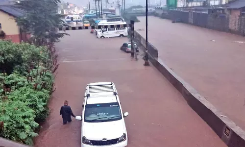 ஊட்டியில் கொட்டி தீர்த்த கனமழை: ரெயில்வே பாலத்தின் கீழ் தேங்கிய மழை வெள்ளத்தில் சிக்கிய கார்கள்