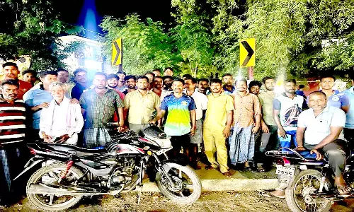 நாட்டறம்பள்ளி போலீஸ் நிலையம் பொதுமக்கள் முற்றுகை