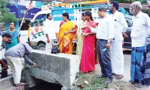 கல்வெட்டை சீரமைக்க அளவீடு செய்யும் பணி