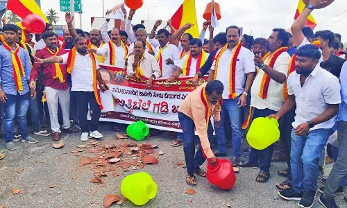 தமிழக-கர்நாடகா எல்லையில் இன்று 2-வது நாளாக கன்னட அமைப்பினர் போராட்டம்