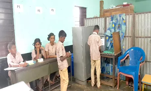 அரசு பள்ளியில் விழிப்புணர்வு ஏற்படுத்த மாதிரி தேர்தல்