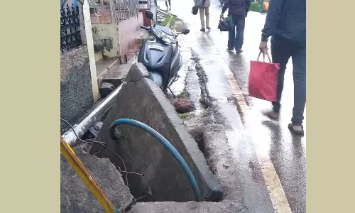 கோத்தகிரி ராம்சந்த் பகுதியில் திறந்து கிடக்கும் சாக்கடைக்குழியால் மக்கள் அவதி