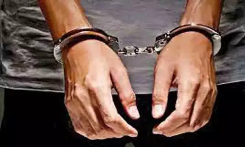 பல்லடம் அருகே மாணவனை தாக்கிய 2 பேர் கைது