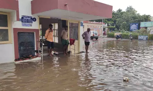 பல்லடத்தில் பலத்த மழை - அரசு மருத்துவமனையில் குளம்போல் தேங்கிய மழைநீர்