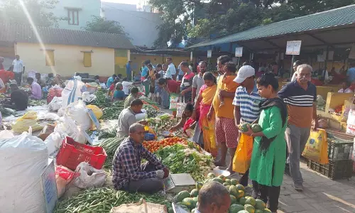 புரட்டாசி மாத  சனிக்கிழமையை யொட்டி தருமபுரி உழவர் சந்தையில் காய்கறிகள் ரூ.18 லட்சத்திற்கு விற்பனை