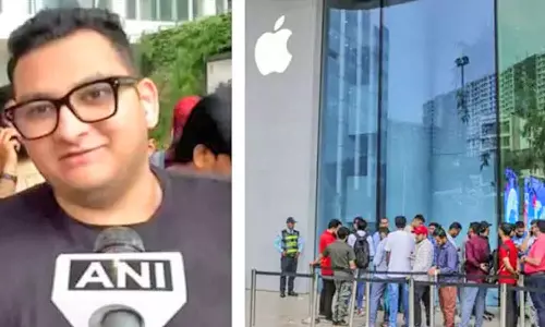 மும்பையில் 17 மணி நேரம் வரிசையில் காத்து நின்று முதல் ஐ போன்-15 வாங்கிய வாலிபர்