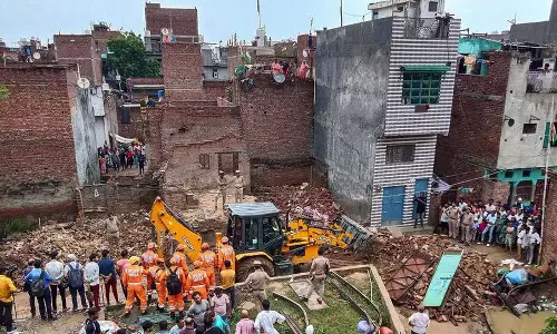 சட்டென சரிந்த 2 மாடி வீடு.. 3 குழந்தைகள் உயிரிழந்ததால் சோகம்