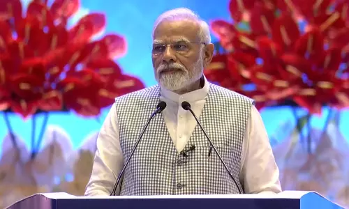 பிரதமரை பார்த்தே ஆகனும்.. கான்வாயை இடைமறித்து ஓடிய நபரால் பரபரப்பு!