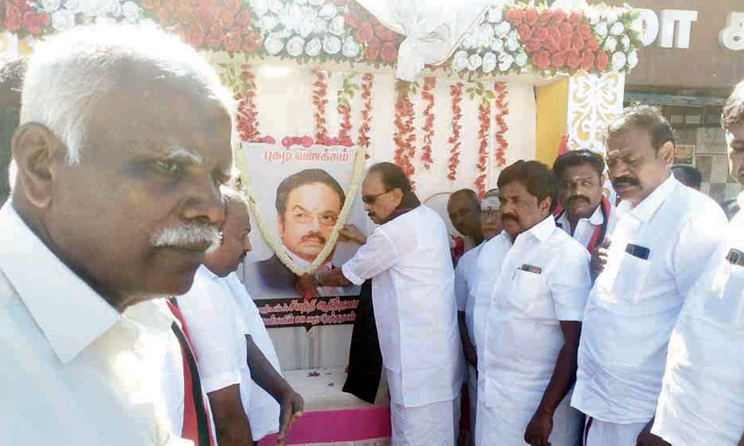 டாக்டர் சிவந்தி ஆதித்தனார் படத்திற்கு வைகோ மாலை அணிவித்து மரியாதை