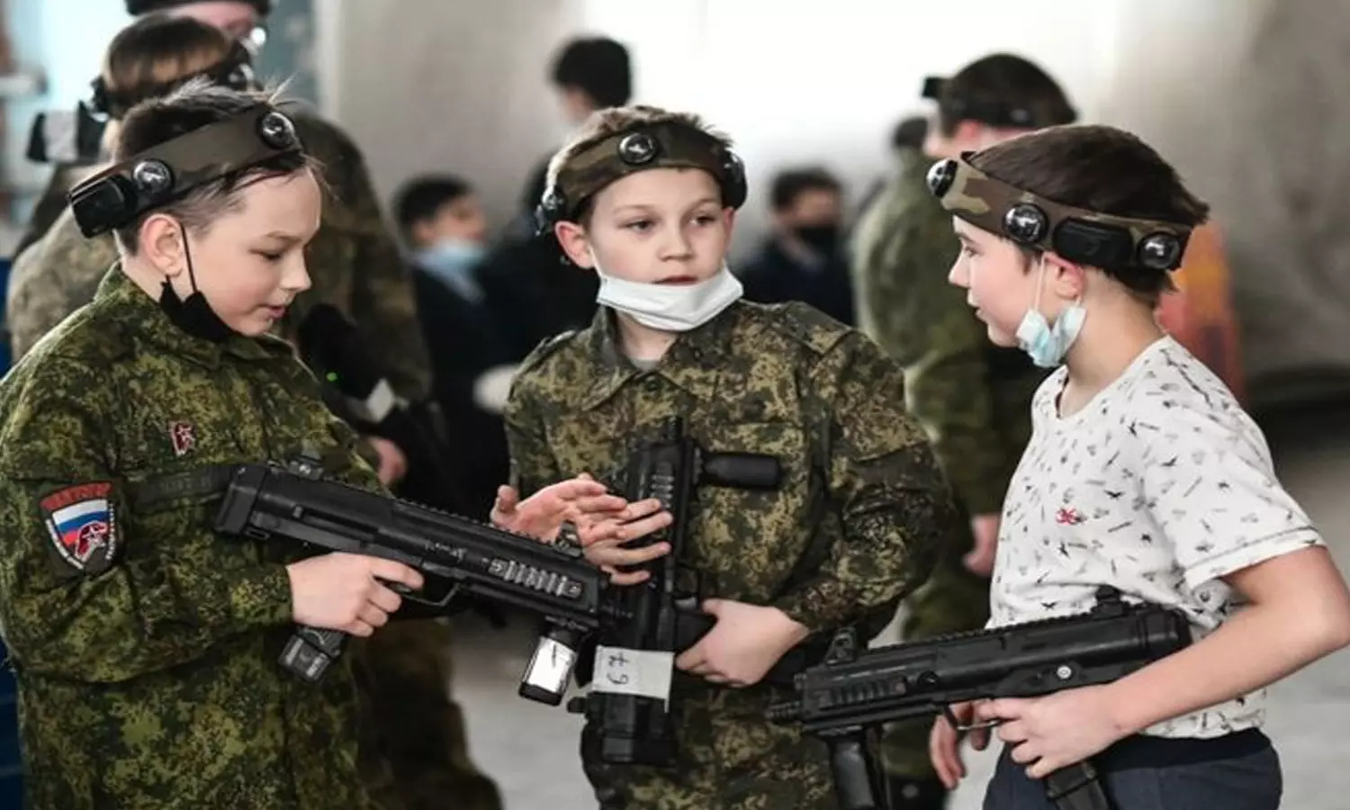 பள்ளி மைதானங்களில் குழந்தைகளுக்கு போர் பயிற்சி: ரஷியாவிற்கு வலுக்கும் கண்டனம் பள்ளி மைதானங்களில் குழந்தைகளுக்கு போர் பயிற்சி: ரஷியாவிற்கு வலுக்கும் கண்டனம்