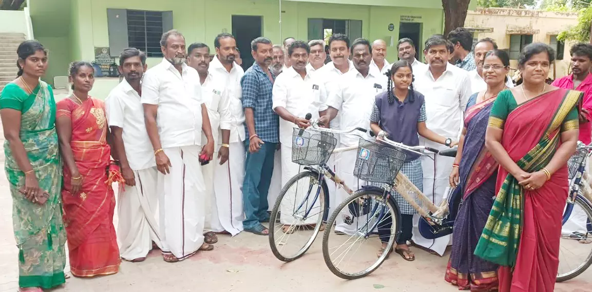மாணவ-மாணவிகளுக்கு விலையில்லா சைக்கிள்கள் மாணவ-மாணவிகளுக்கு விலையில்லா சைக்கிள்கள்