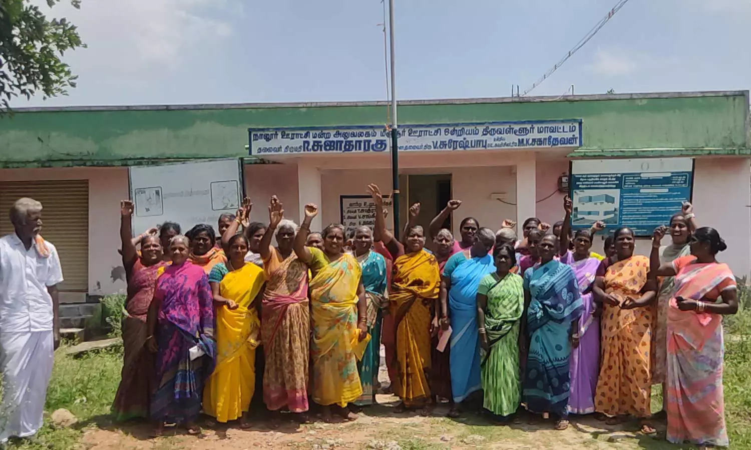 மீஞ்சூர் அருகே குடிநீர் கேட்டு ஊராட்சி அலுவலகத்தில் பெண்கள் முற்றுகை மீஞ்சூர் அருகே குடிநீர் கேட்டு ஊராட்சி அலுவலகத்தில் பெண்கள் முற்றுகை