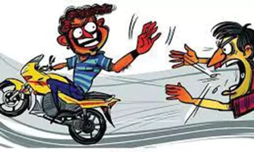 கடை முன்பு நிறுத்தியிருந்த மோட்டார் சைக்கிள் திருட்டு