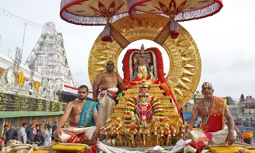 திருப்பதியில் ஏழுமலையான் தங்க தேரில் 4 மாட வீதிகளில் உலா