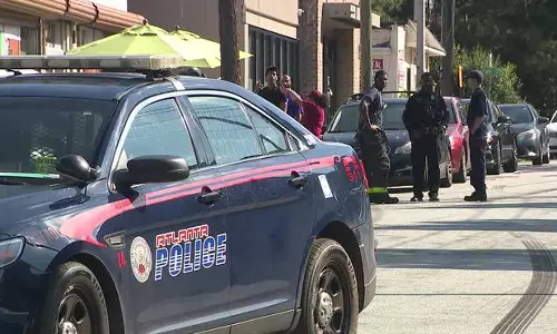 அமெரிக்காவில் வணிக வளாகம் அருகே துப்பாக்கி சூடு - 3 பேர் பலி