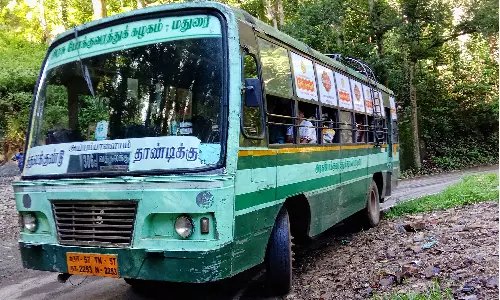 பெரும்பாறை அருகே சாலை தடுப்புச்சுவர் சேதமடைந்துள்ளதால் வாகன ஓட்டிகள் அச்சம்