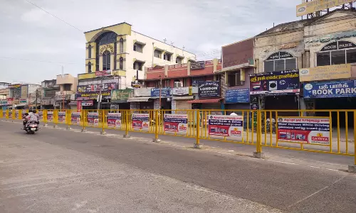 விழுப்புரம் - புதுவை சாலையில் போக்குவரத்து நெரிசலை குறைக்க இரும்பு தடுப்புகள்
