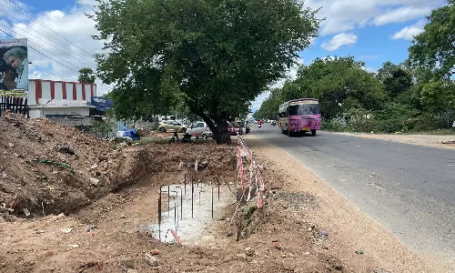 பழனி-திண்டுக்கல் சாலையில் உயிர்பலி வாங்க காத்திருக்கும் பள்ளம்