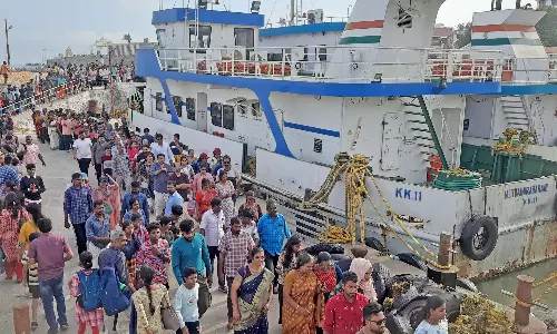 கன்னியாகுமரியில் சுற்றுலா பயணிகள் குவிந்ததால் மீண்டும் களை கட்டிய கடற்கரை