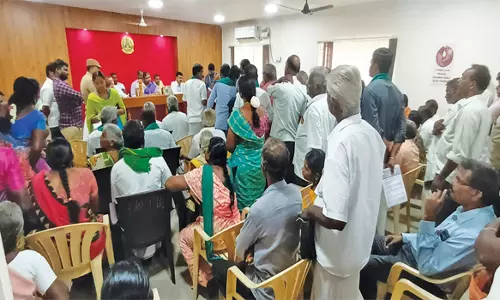 சிப்காட் எதிர்ப்பு குழு சார்பில் கையெழுத்து இயக்க போராட்டம்