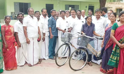 மாணவ-மாணவிகளுக்கு விலையில்லா சைக்கிள்கள்
