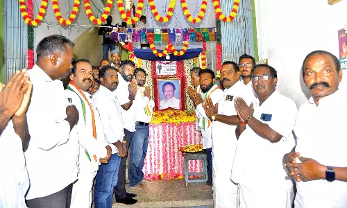 பத்மஸ்ரீ டாக்டர் பா. சிவந்தி ஆதித்தனார் படத்துக்கு அரசியல் கட்சியினர் மாலை அணிவித்து மரியாதை