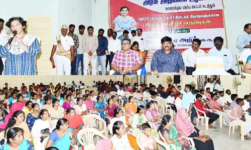 குடும்ப சூழலை கருத்தில் கொண்டு நன்றாக படிக்க வேண்டும்-கலெக்டர் அறிவுரை