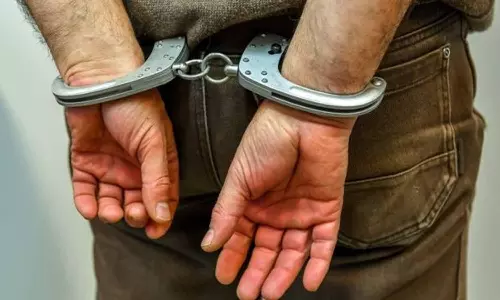 இரும்பு கம்பிகளை திருட முயன்ற 2 பேர் கைது