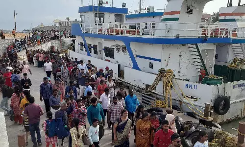 கன்னியாகுமரியில் சுற்றுலா பயணிகள் குவிந்ததால் மீண்டும் களை கட்டிய கடற்கரை