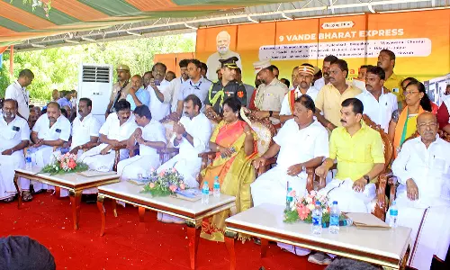 நெல்லை ரெயில் நிலையத்தில் போட்டி போட்டு கோஷம் எழுப்பிய தி.மு.க.- பா.ஜனதாவினரால் பரபரப்பு